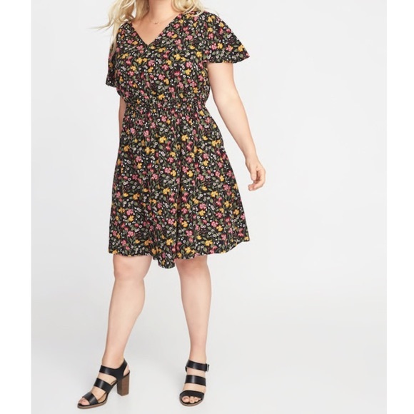Old Navy Dresses & Skirts - Old Navy floral V-neck, flutter sleeve dress.